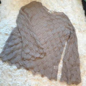 💗 Beautiful Bell Sleeve Lightweight Sweater!